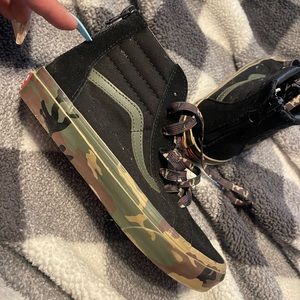 Boys size 2.5 vans new worn 1 time